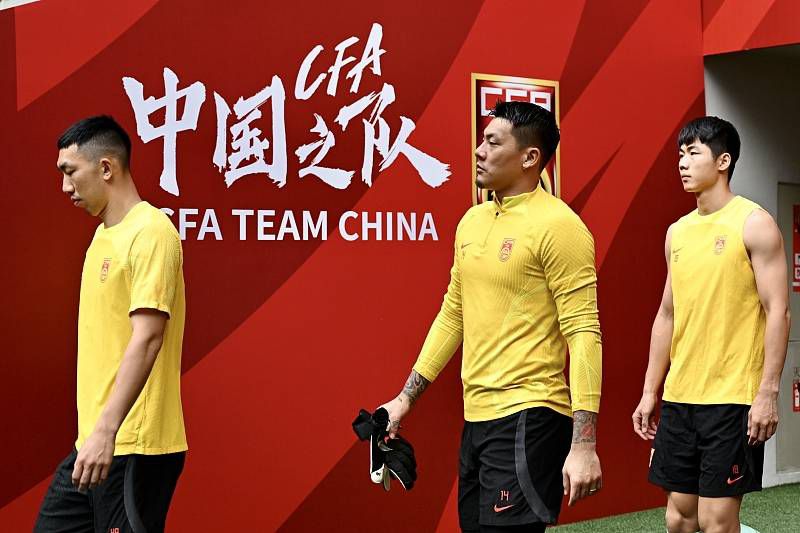 第52分钟，阿森纳后场出现失误，黄喜灿单刀被拉亚化解。